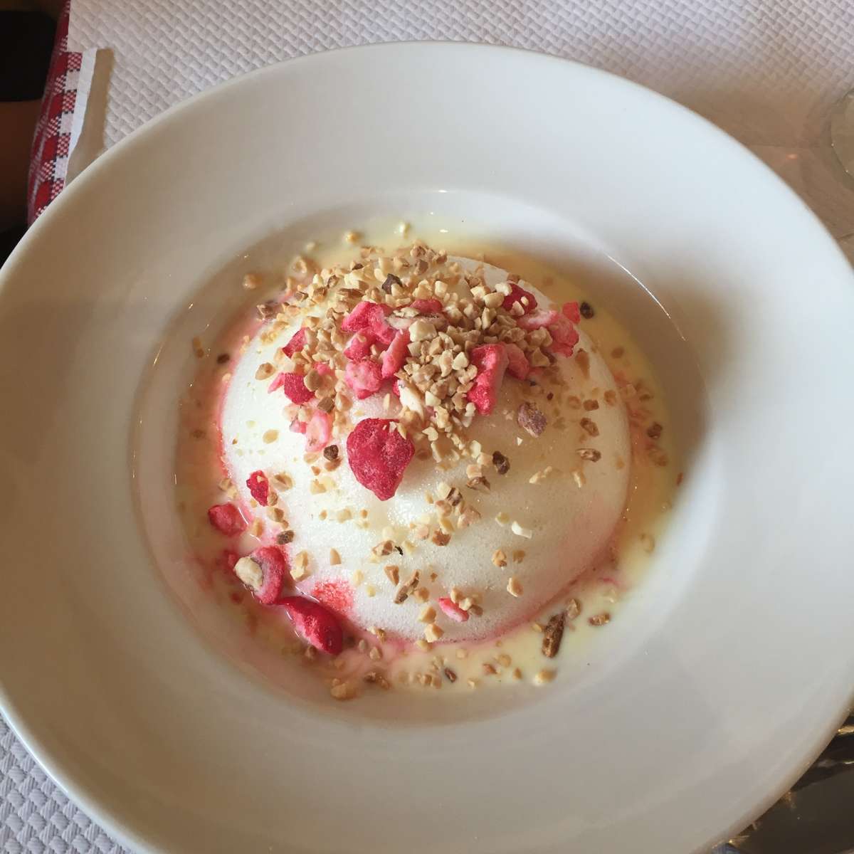 &Icirc;le flottante aux pralines roses Daniel et Denise &copy;A&iuml;m&eacute;e Reategui